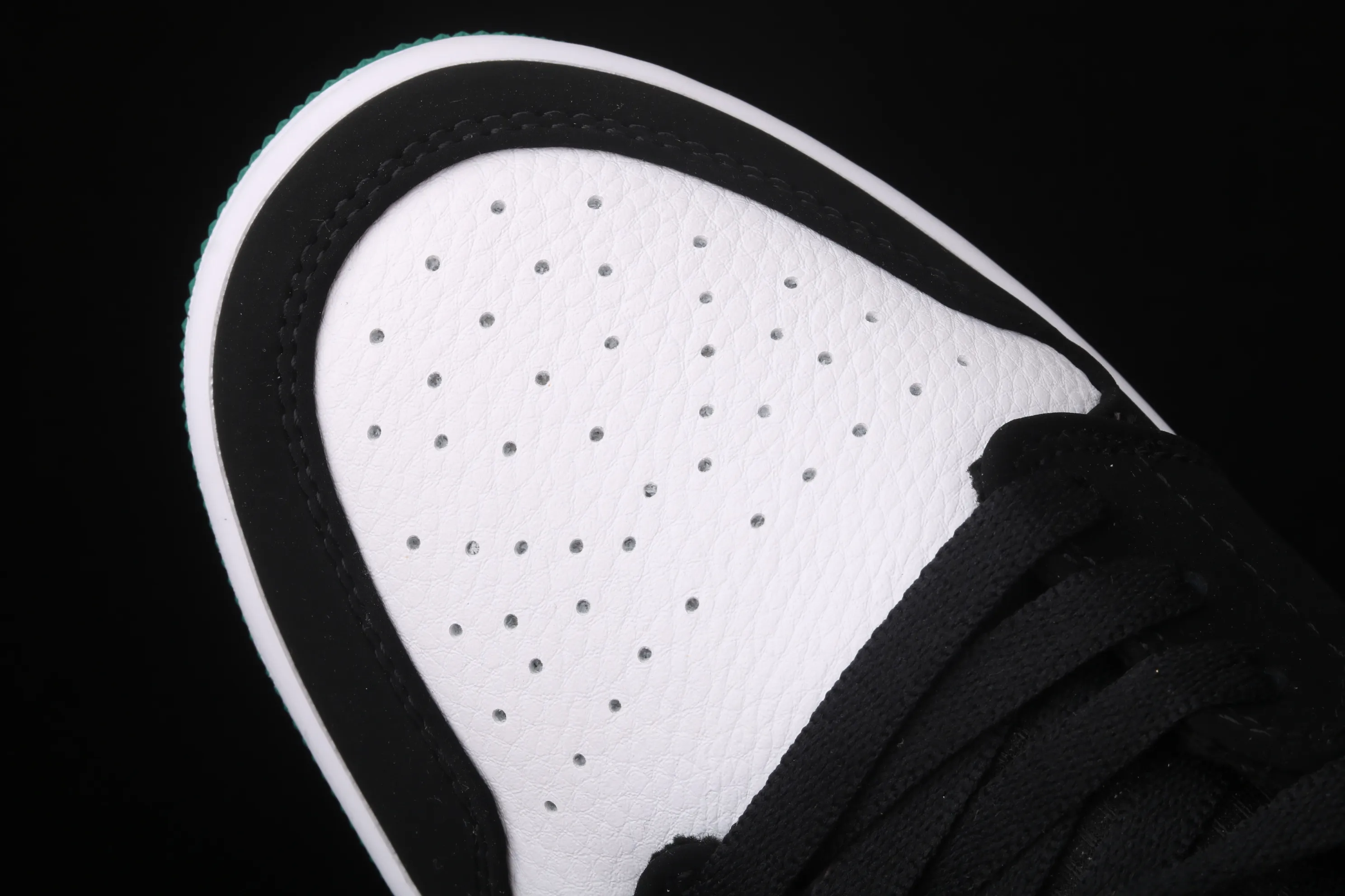 All Categories Air Jordan Jordan Series Basketball Shoes Air Jordan 1 Low New Version Air Jordan 1 Low AJ1 Joe 1 Low Top Leather Black Green Toe 553558-113